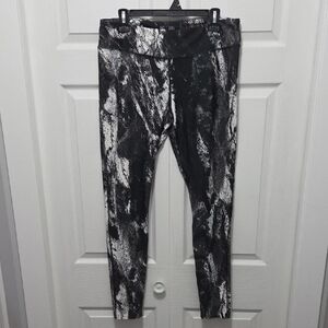 XL Under Armour Compression Black and White Patterned Leggings